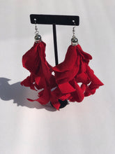 Load image into Gallery viewer, Curly CueTee Earrings